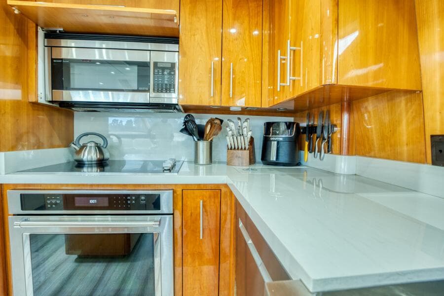 2007 Hatteras Enclosed Bridge