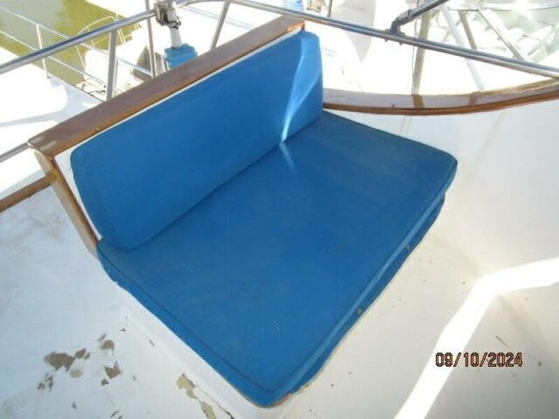 49' DeFever flybridge port benchseat