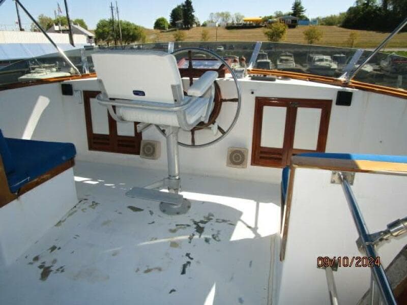 49' DeFever flybridge forward