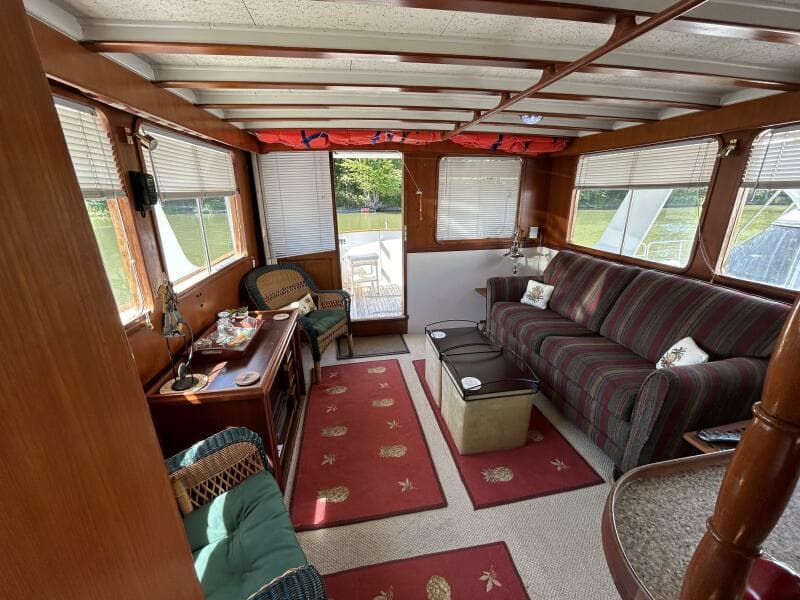 49' DeFever salon aft