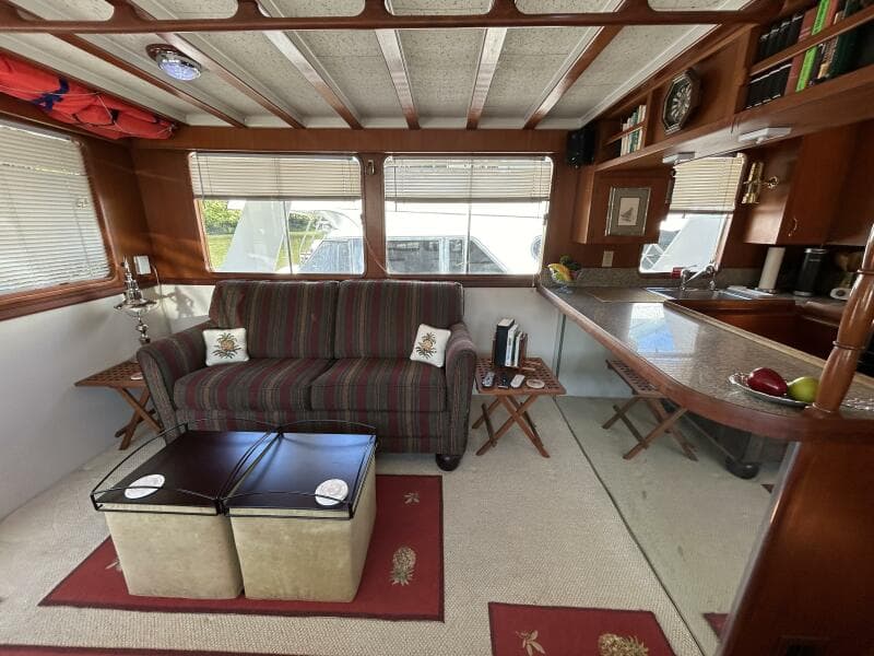 49' DeFever salon port