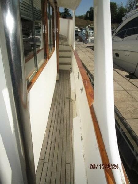 49' DeFever starboard side deck2