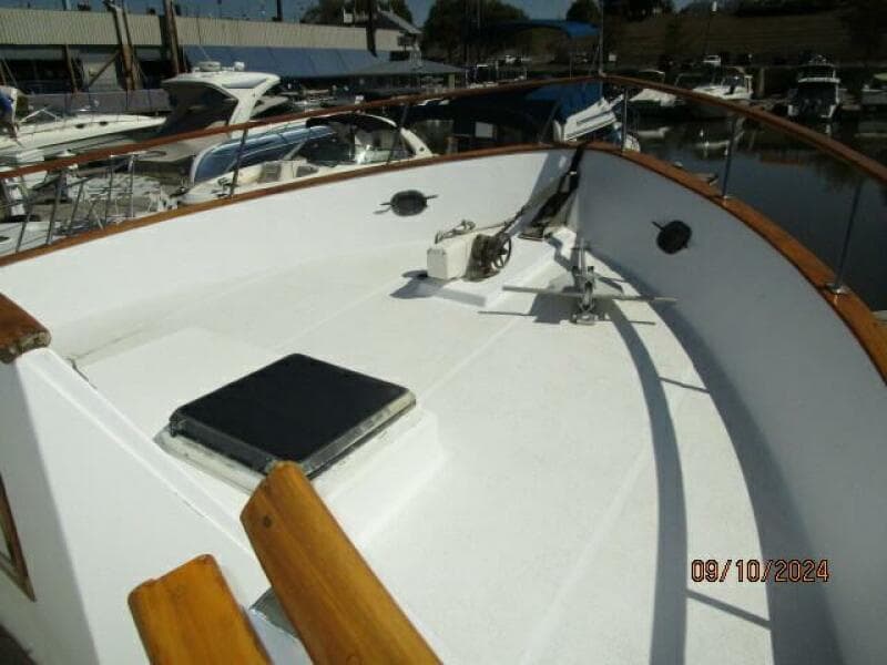 49' DeFever foredeck1