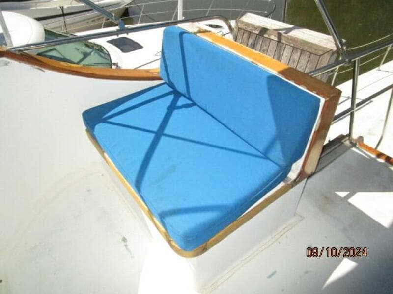 49' DeFever flybridge starboard benchseat
