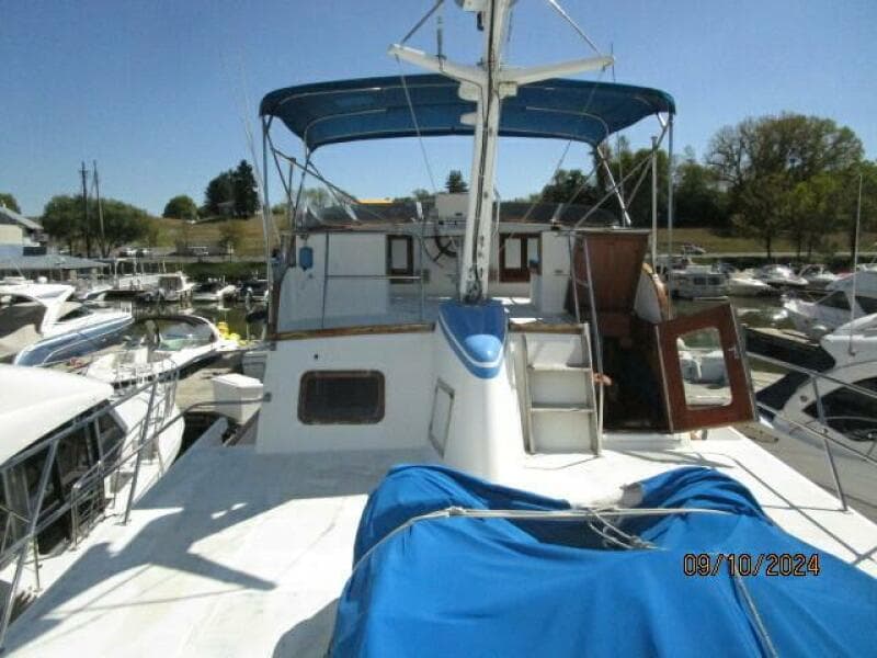 49' DeFever tender deck forward