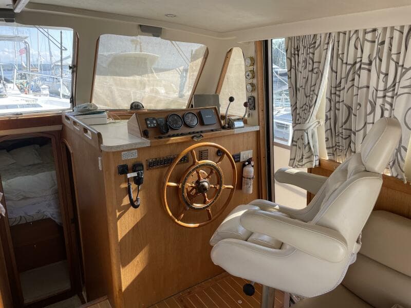 2000 Mainship 390