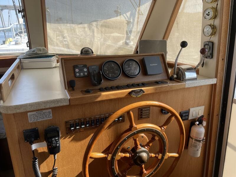 2000 Mainship 390