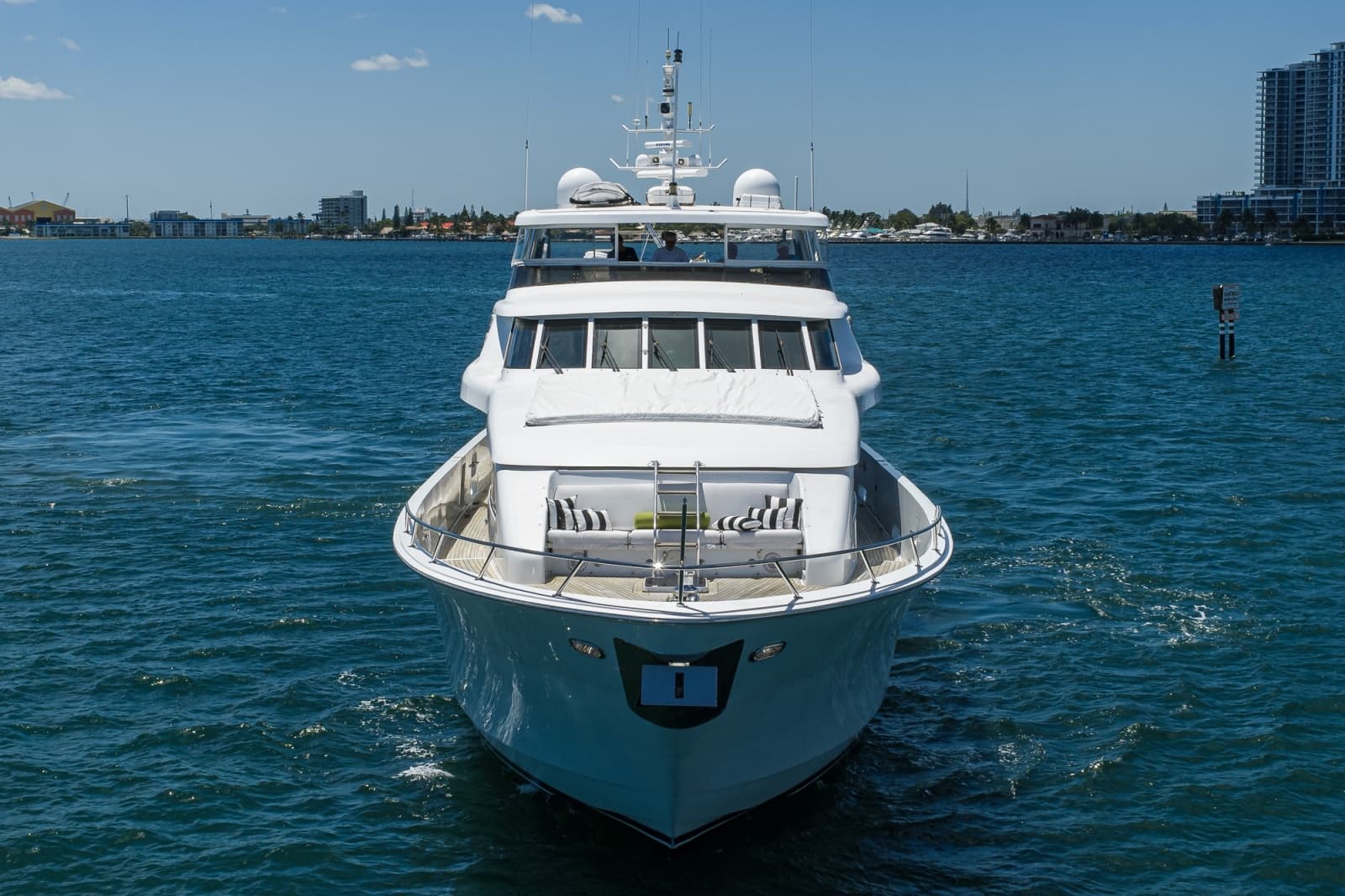 Hatteras 100 MAGIC - Bow Profile