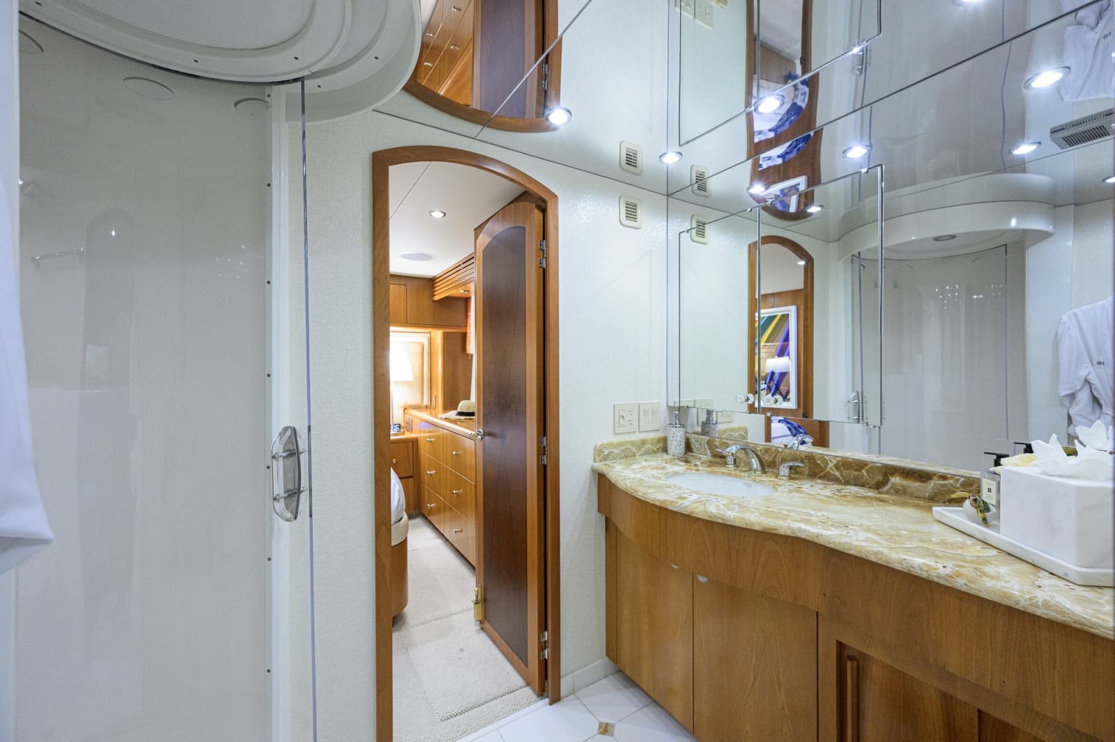Hatteras 100 MAGIC - Aft Port Guest Head
