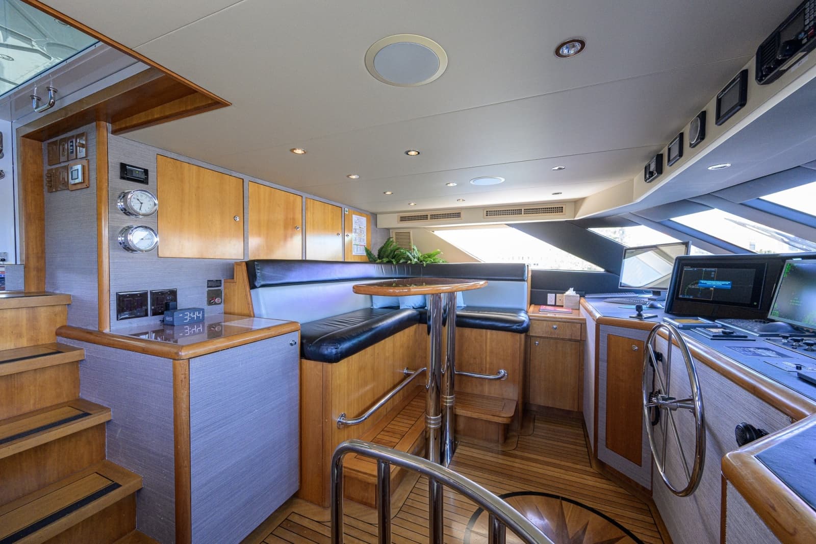 Hatteras 100 MAGIC - Pilothouse