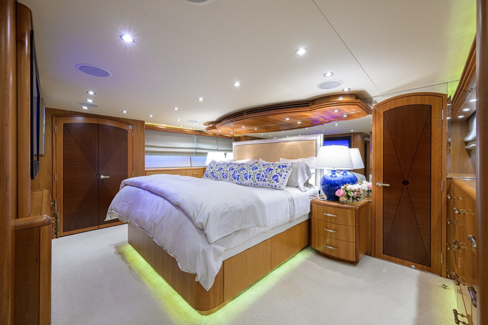 Hatteras 100 MAGIC - Master Stateroom