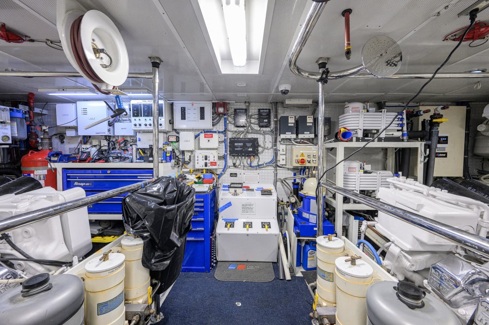 Hatteras 100 MAGIC - Engine Room