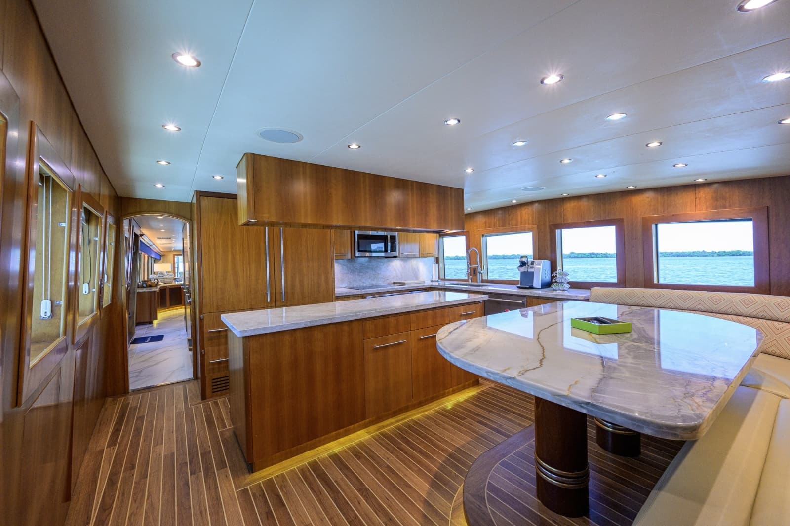 Hatteras 100 MAGIC - Galley