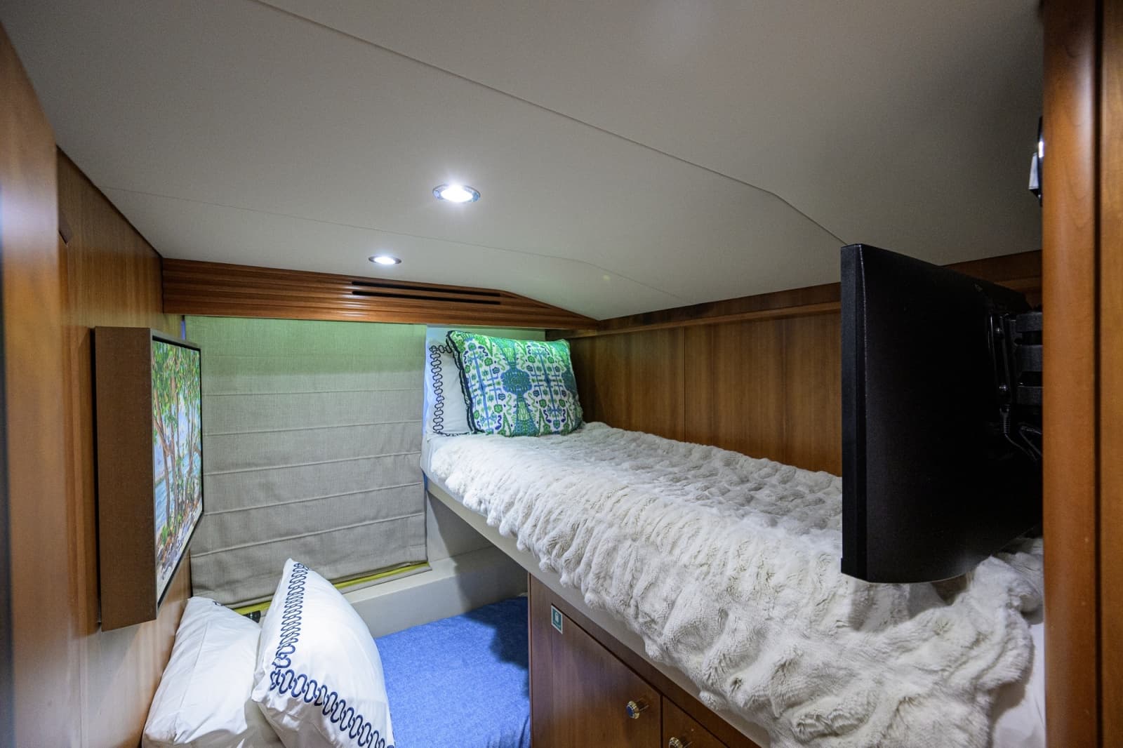 Hatteras 100 MAGIC - Mid Port Guest Stateroom