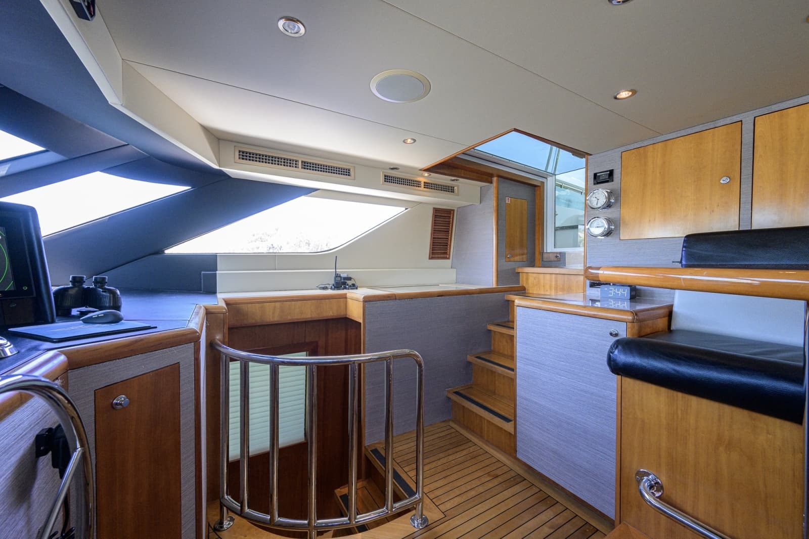 Hatteras 100 MAGIC - Pilothouse