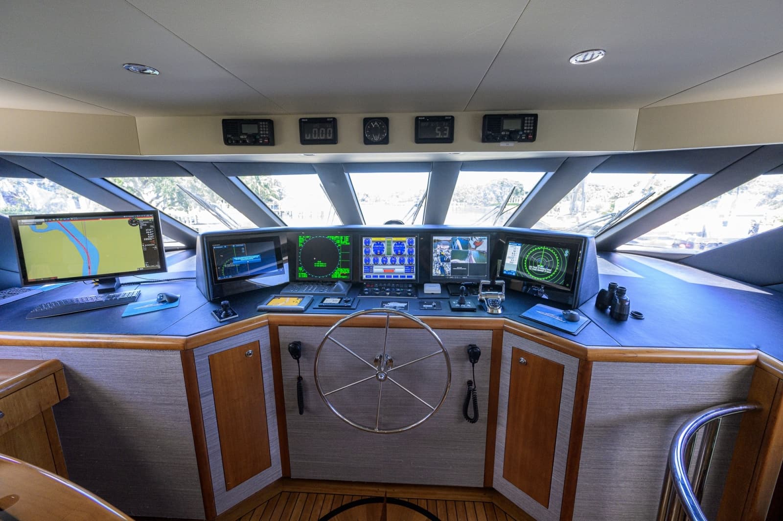 Hatteras 100 MAGIC - Pilothouse