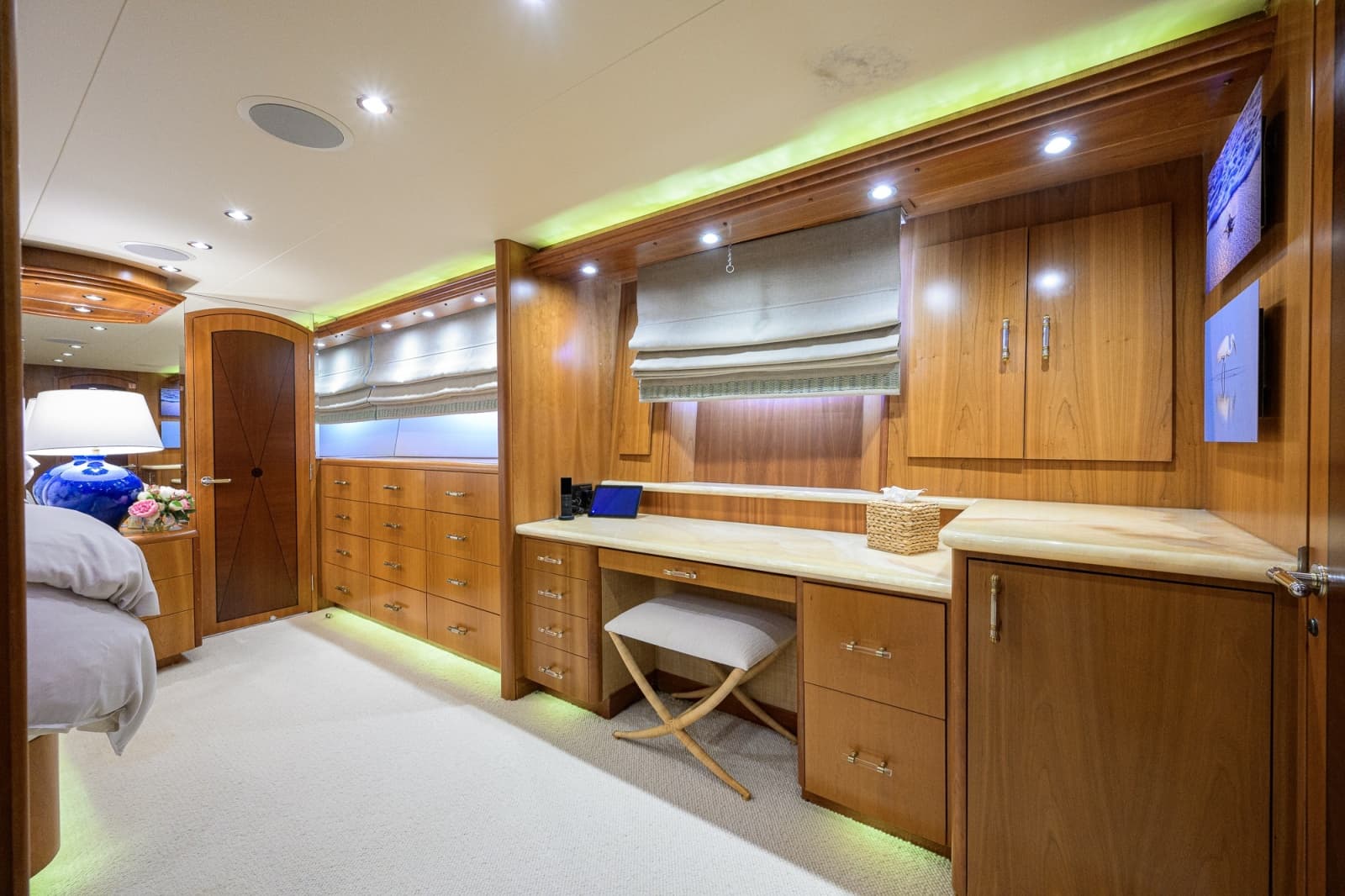 Hatteras 100 MAGIC - Master Stateroom
