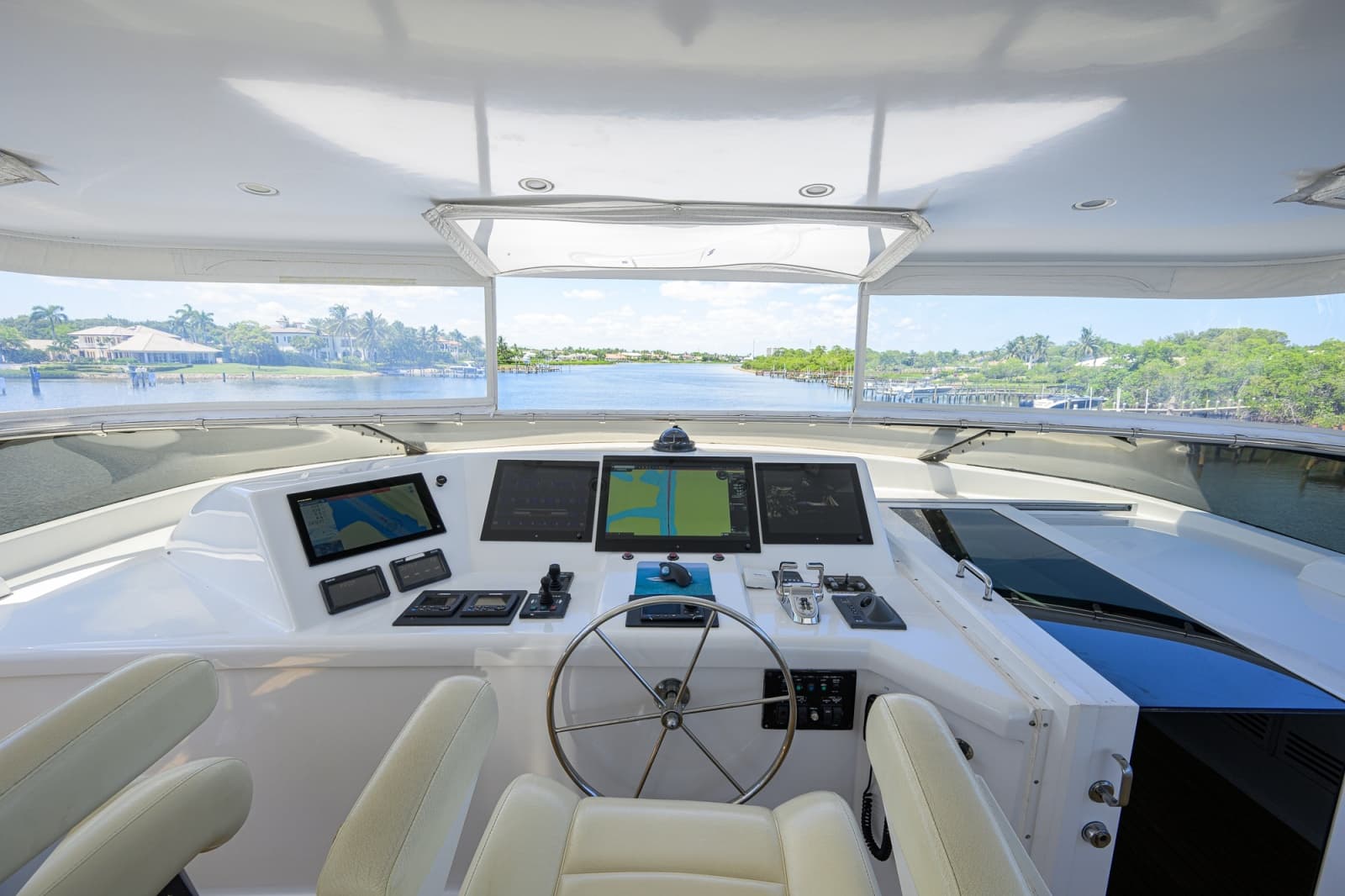 Hatteras 100 MAGIC - Flybridge Helm
