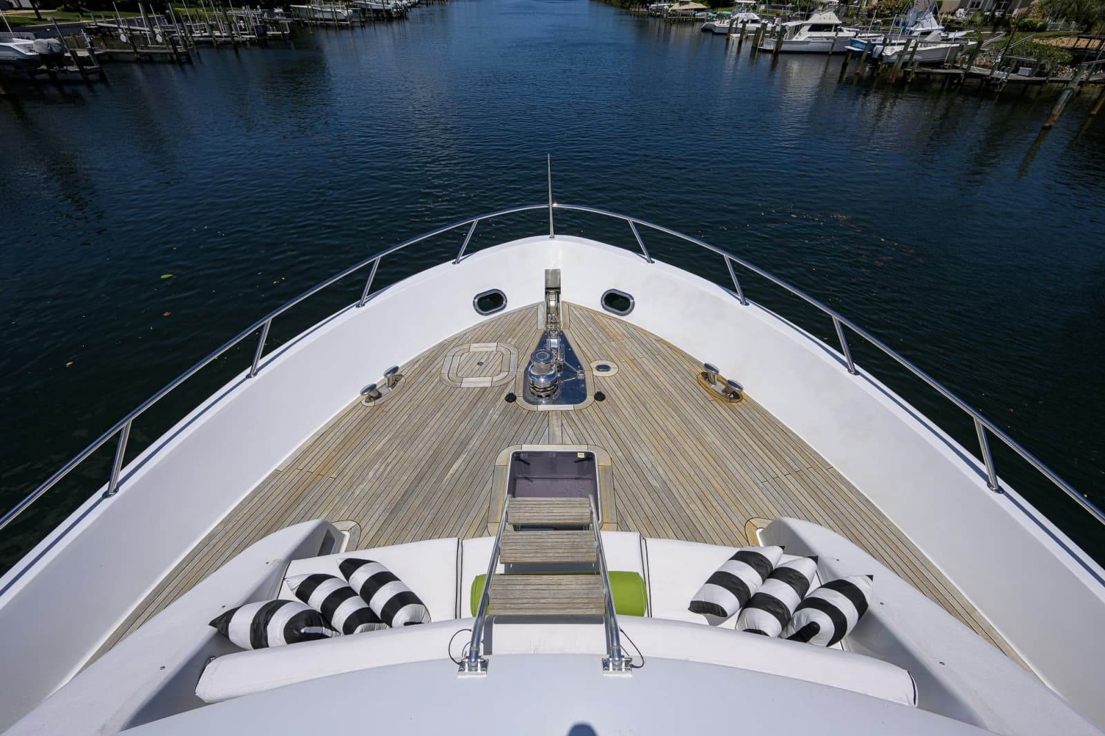 Hatteras 100 MAGIC - Bow