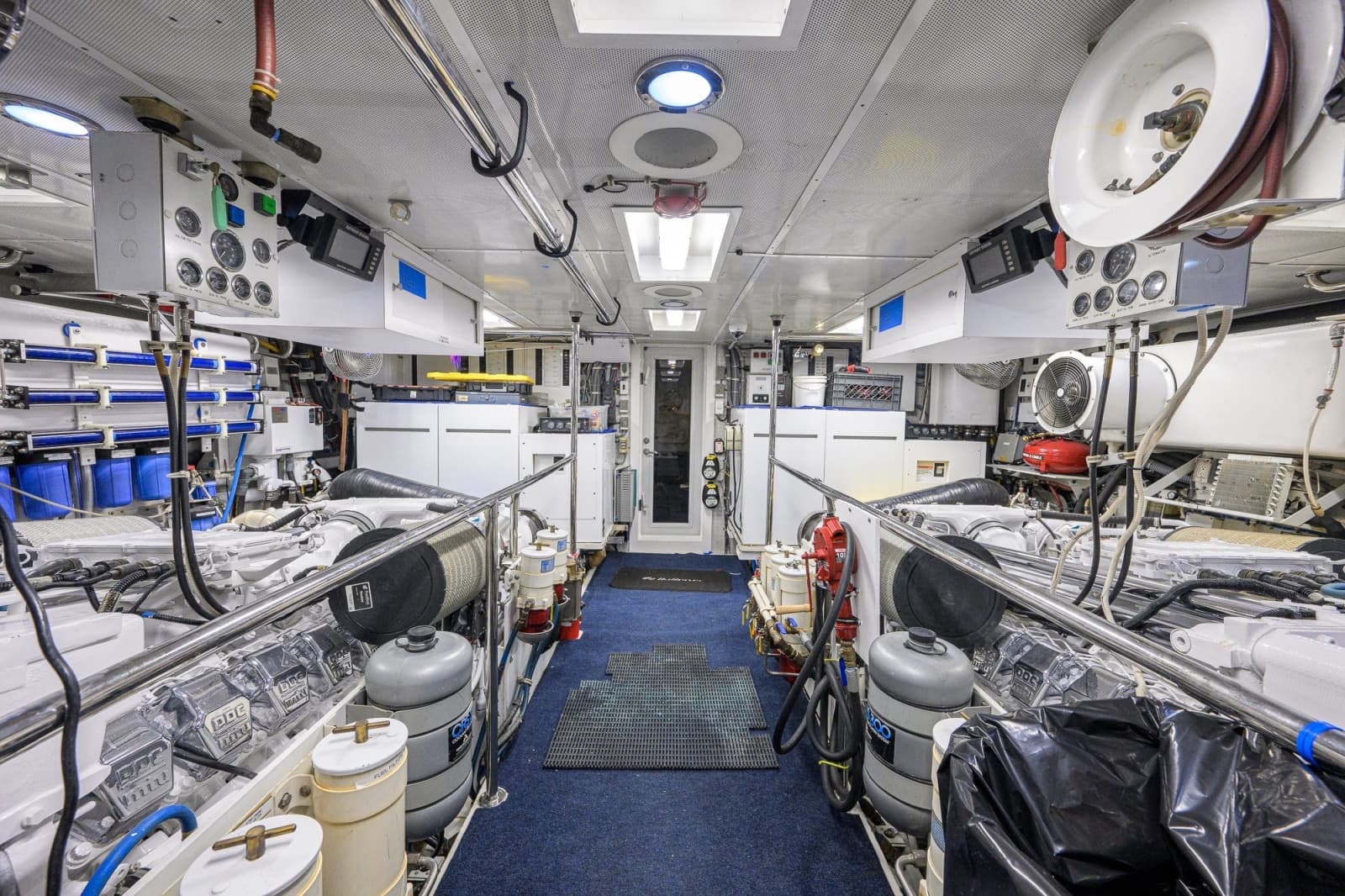 Hatteras 100 MAGIC - Engine Room