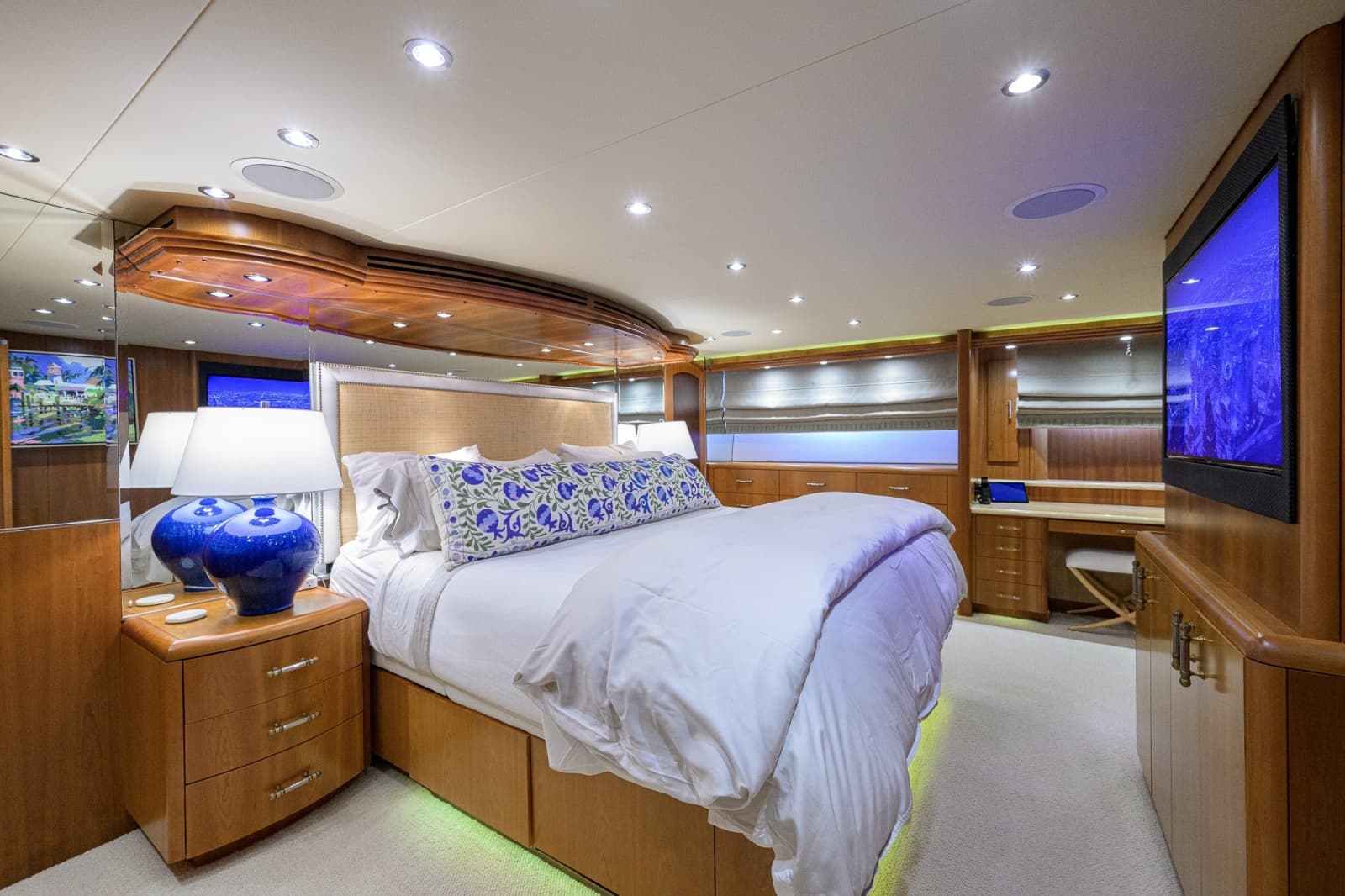 Hatteras 100 MAGIC - Master Stateroom