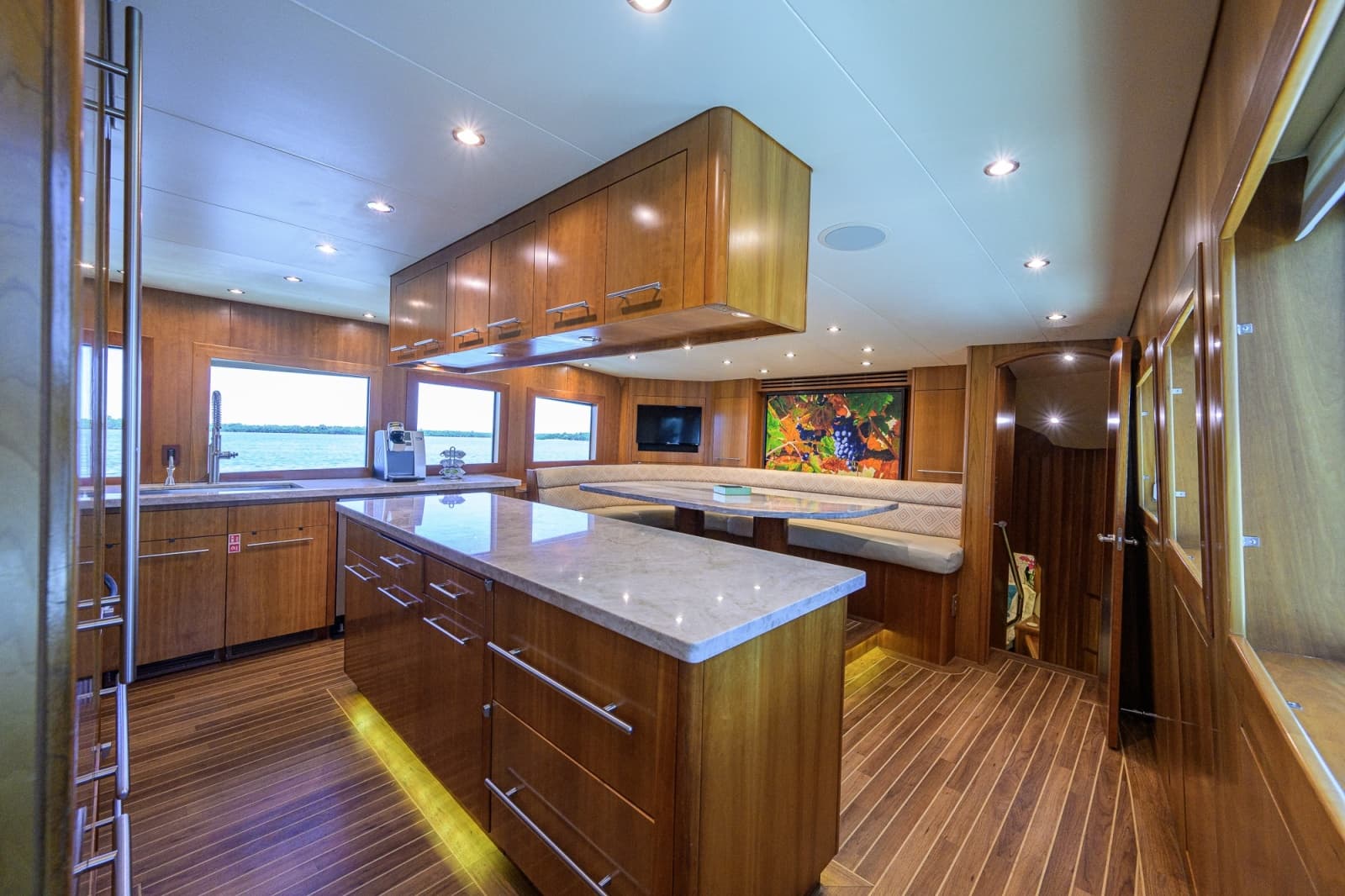 Hatteras 100 MAGIC - Galley