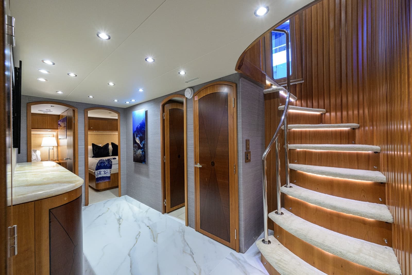 Hatteras 100 MAGIC - Lower Foyer