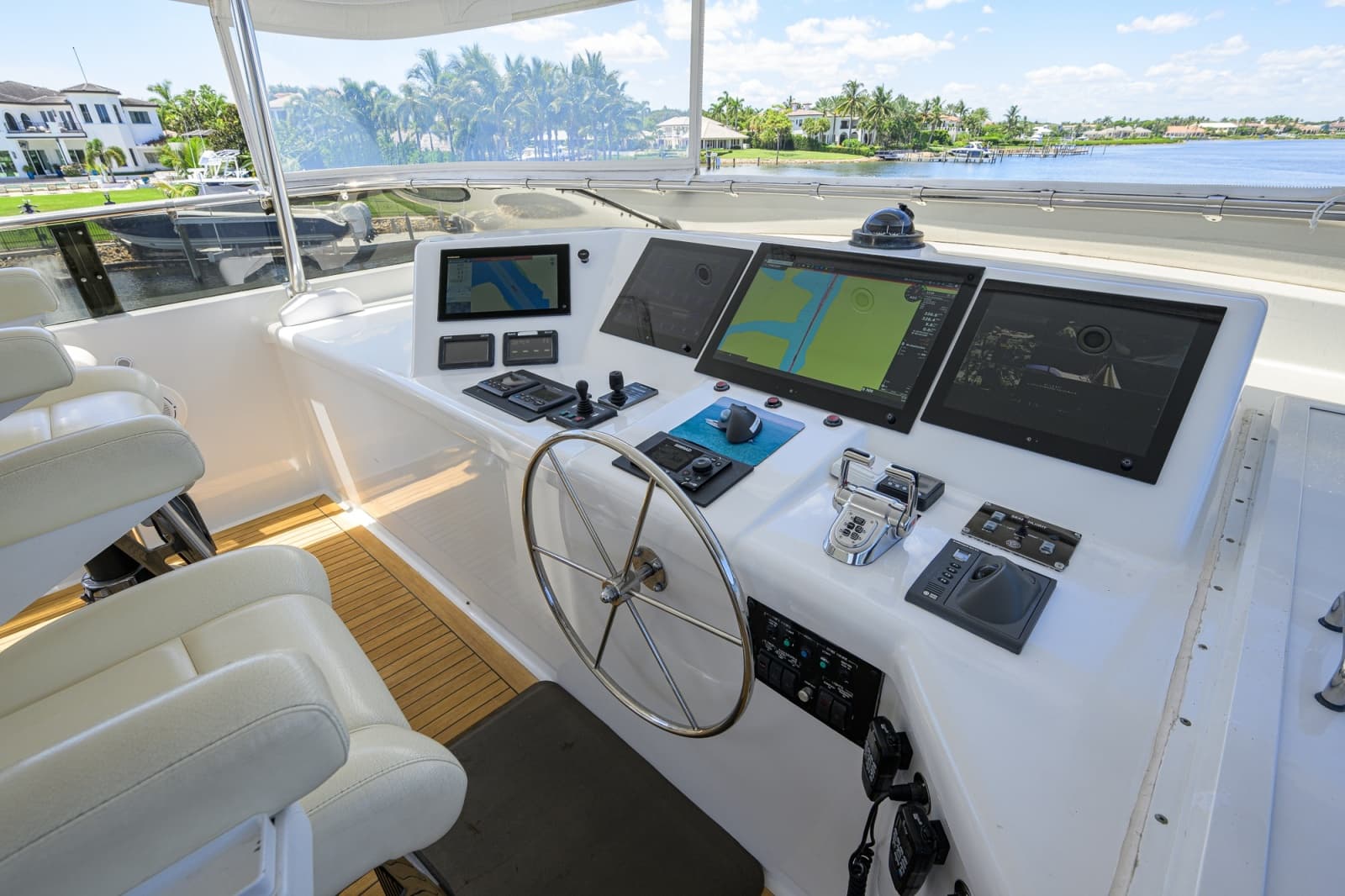 Hatteras 100 MAGIC - Flybridge Helm