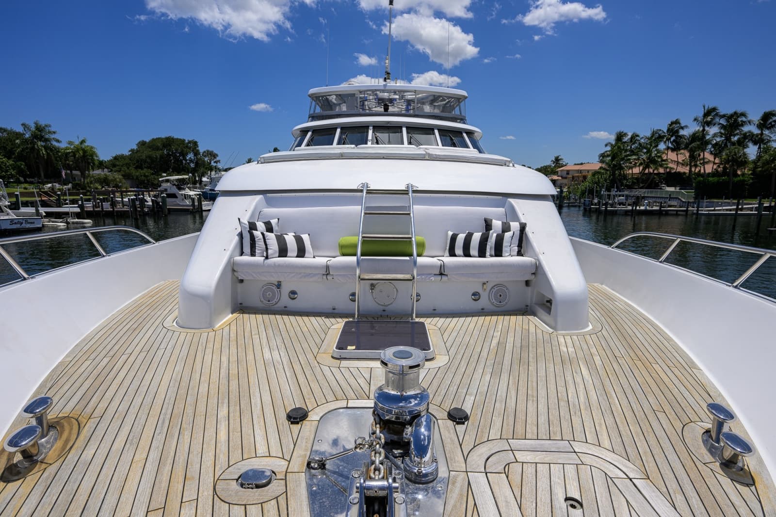 Hatteras 100 MAGIC - Bow