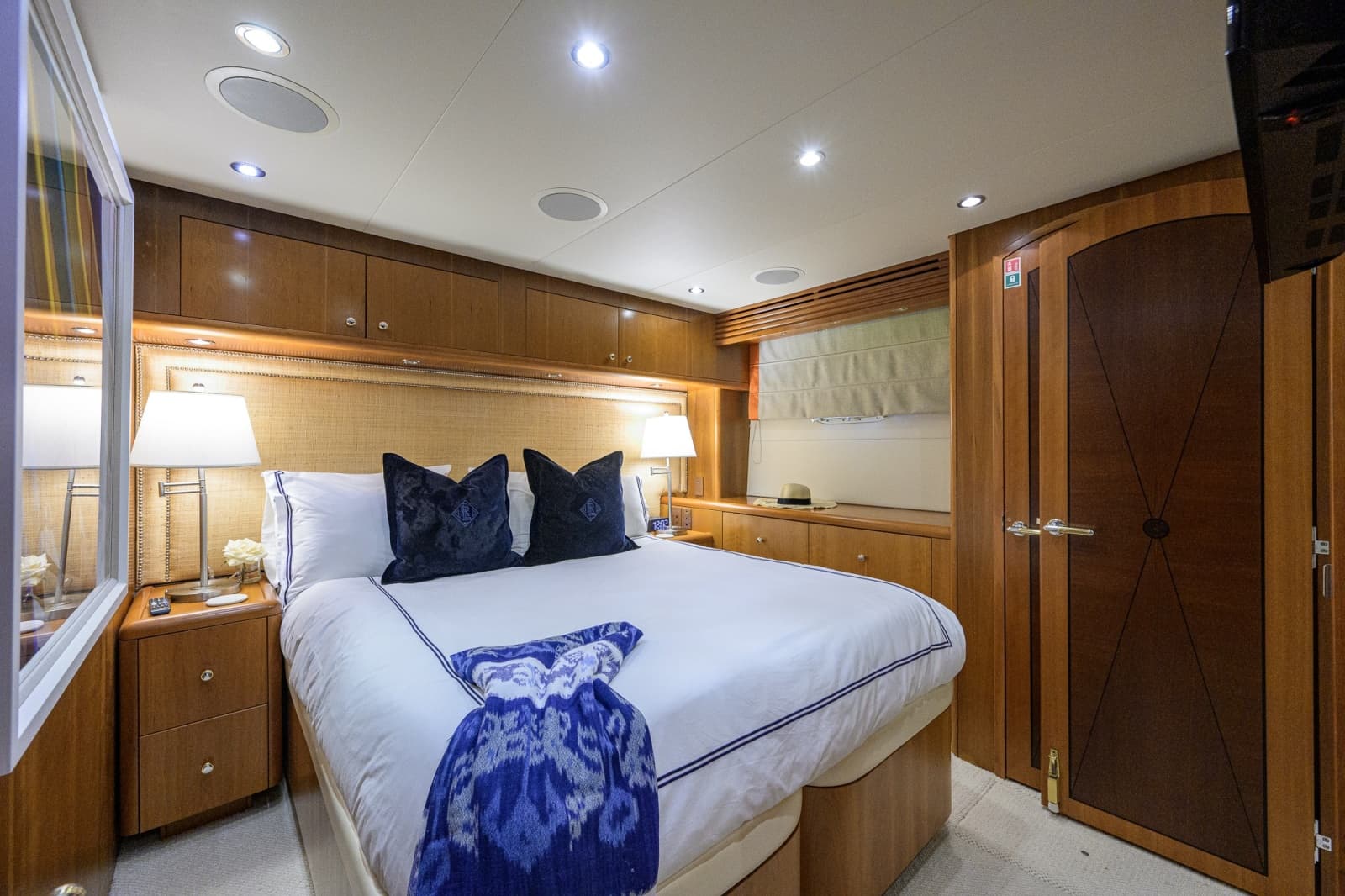 Hatteras 100 MAGIC - Aft Port Guest Stateroom