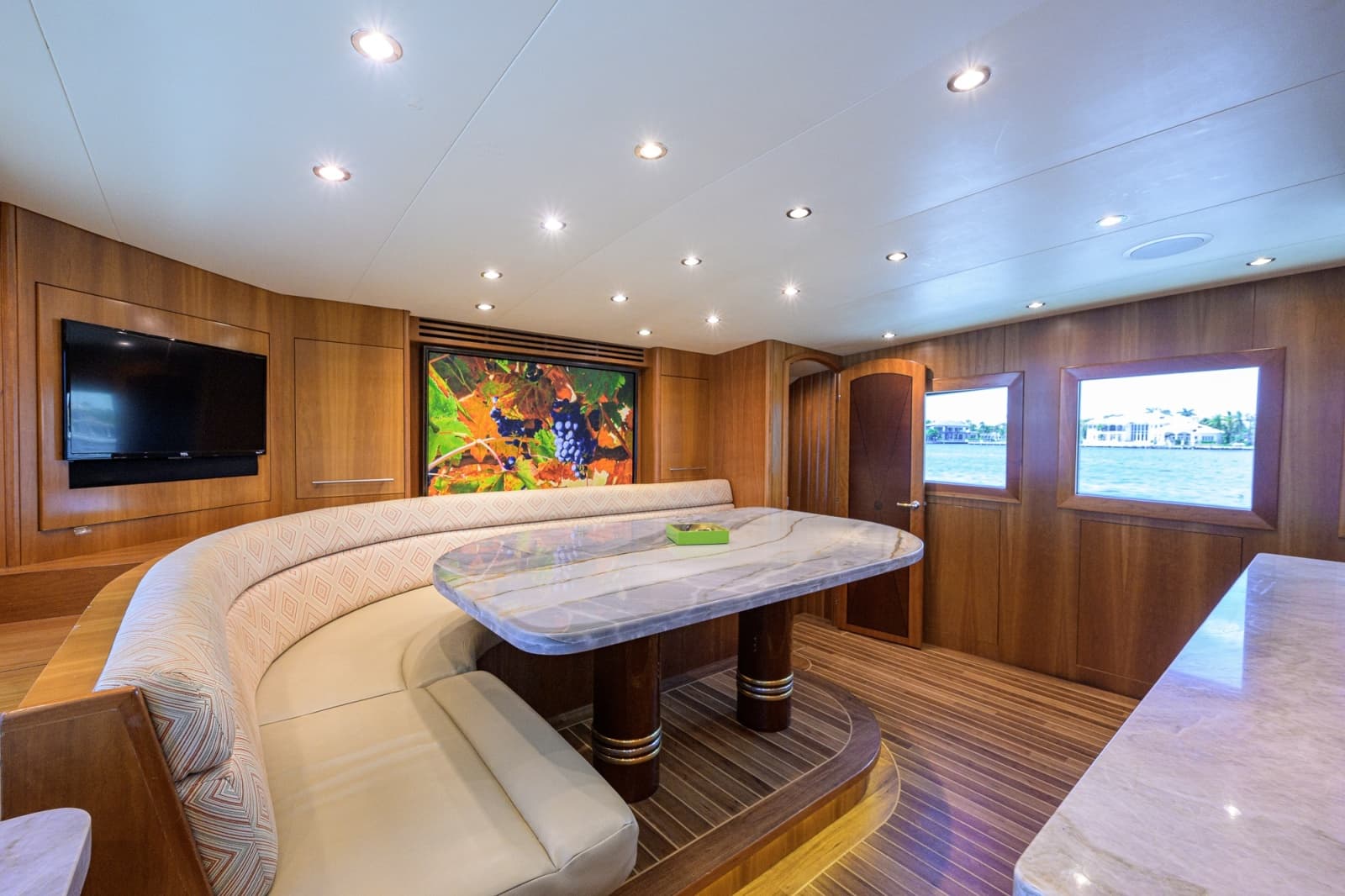 Hatteras 100 MAGIC - Dinette