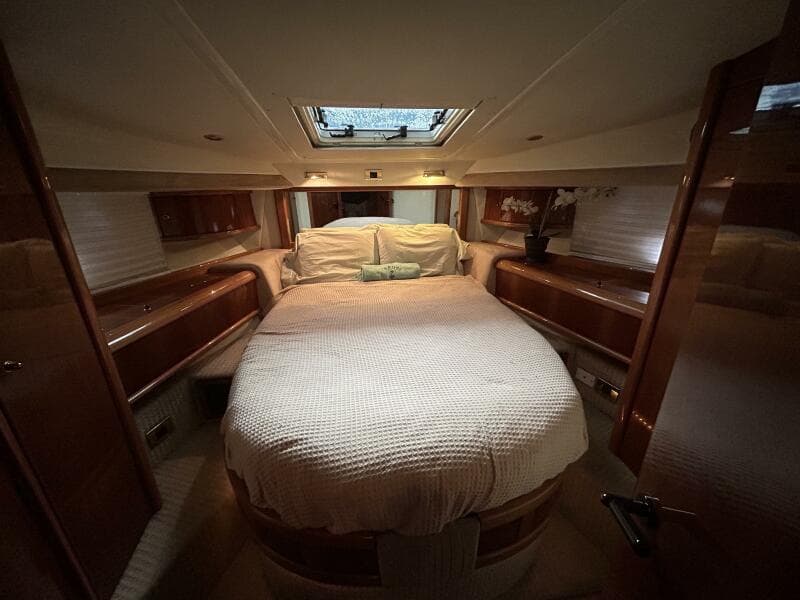 47' Sealine guest stateroom1