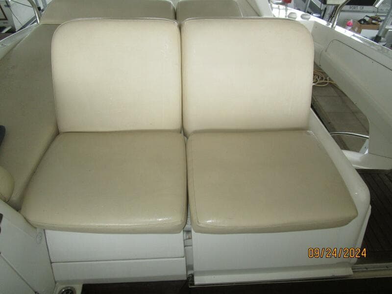 47' Sealine flybridge aft seating