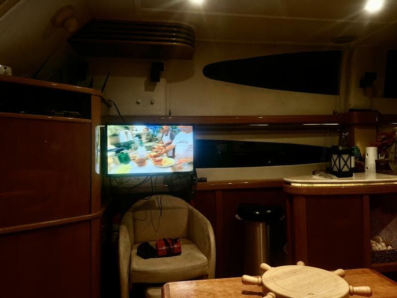 47' Sealine salon port2