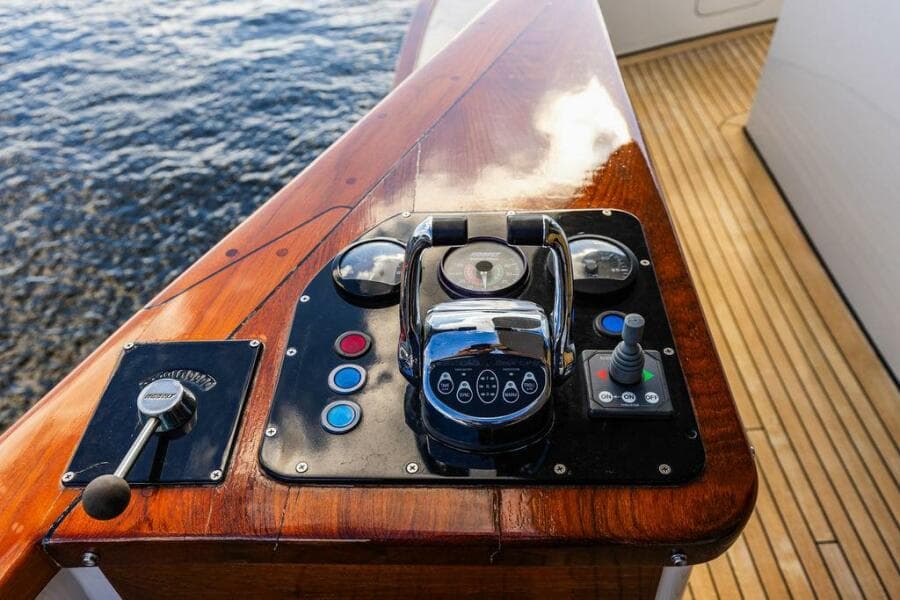 2009 Crystal Yachts Enclosed Pilothouse