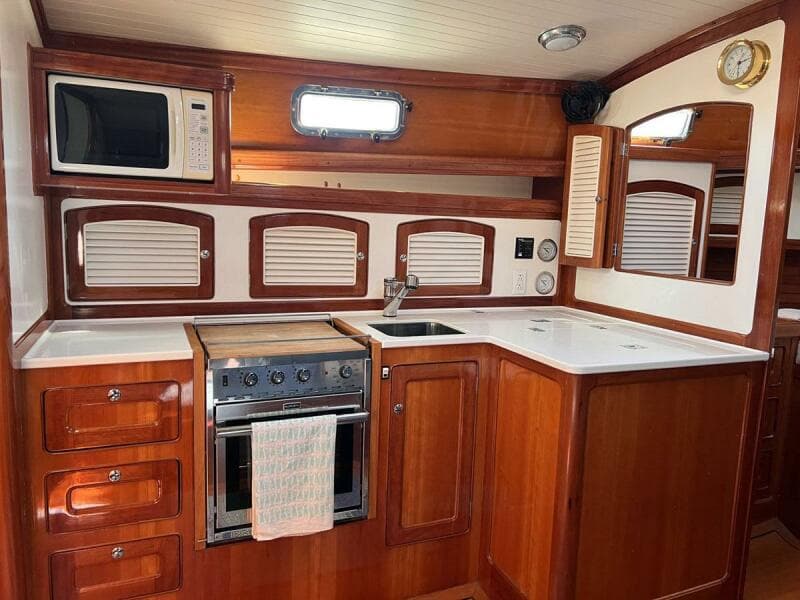 Port Salon / Galley