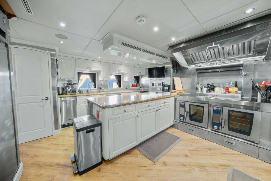 2005 Trinity Yachts Tri-Deck