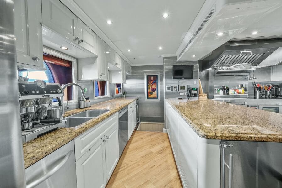 2005 Trinity Yachts Tri-Deck