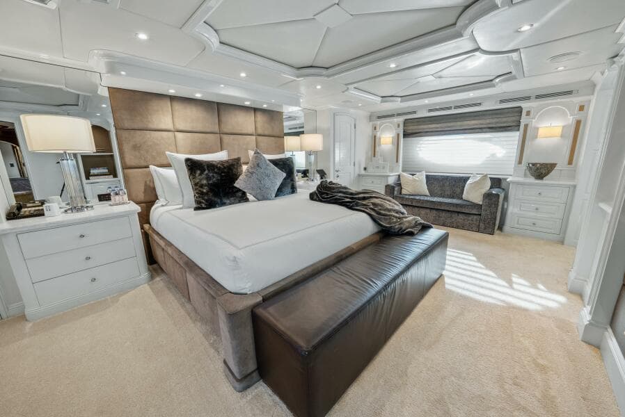 2005 Trinity Yachts Tri-Deck