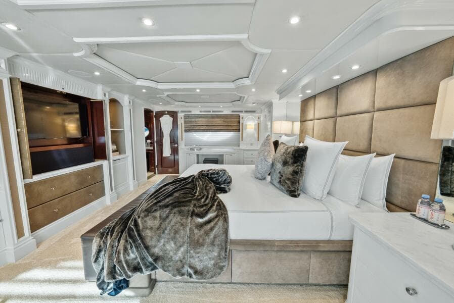 2005 Trinity Yachts Tri-Deck