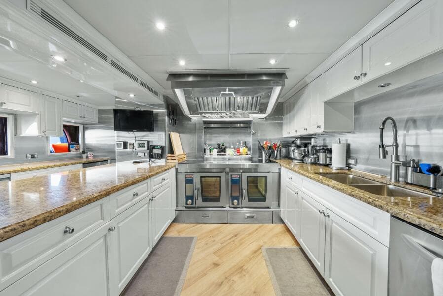 2005 Trinity Yachts Tri-Deck