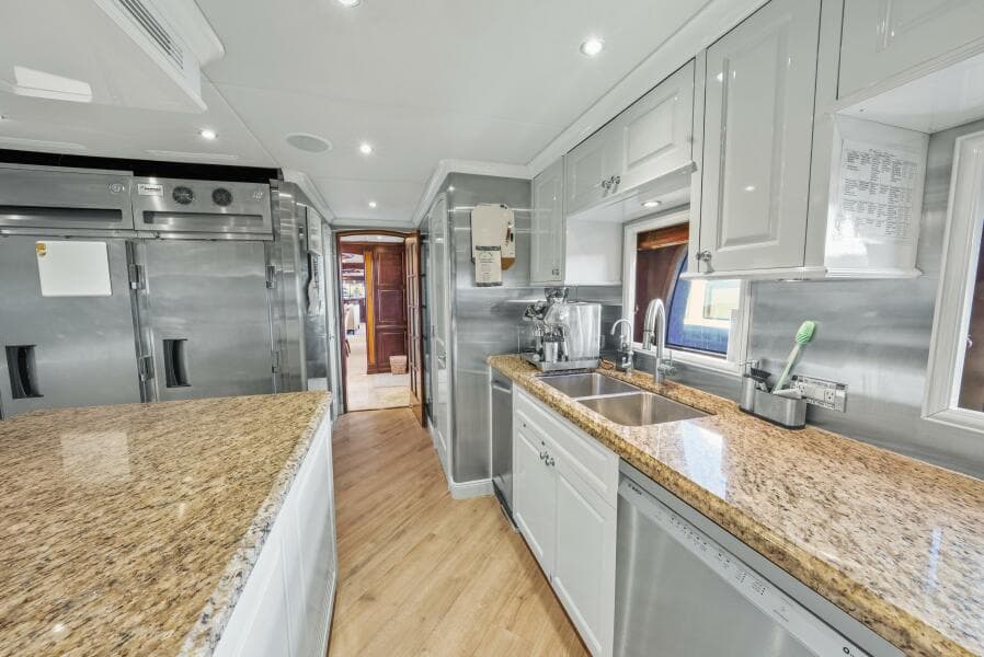 2005 Trinity Yachts Tri-Deck