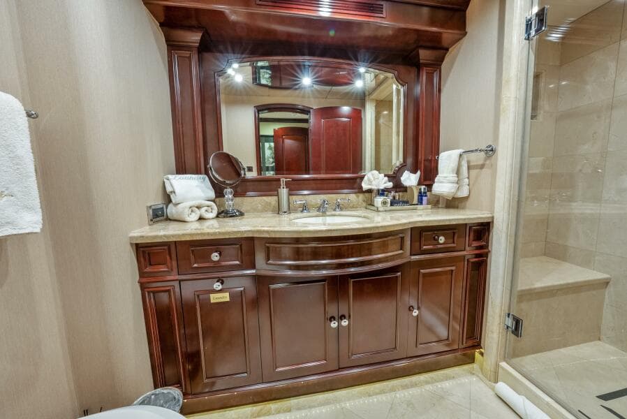 2005 Trinity Yachts Tri-Deck