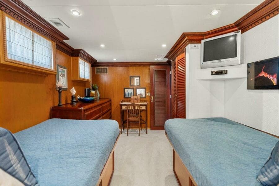 Broward 110 Envision - Stateroom