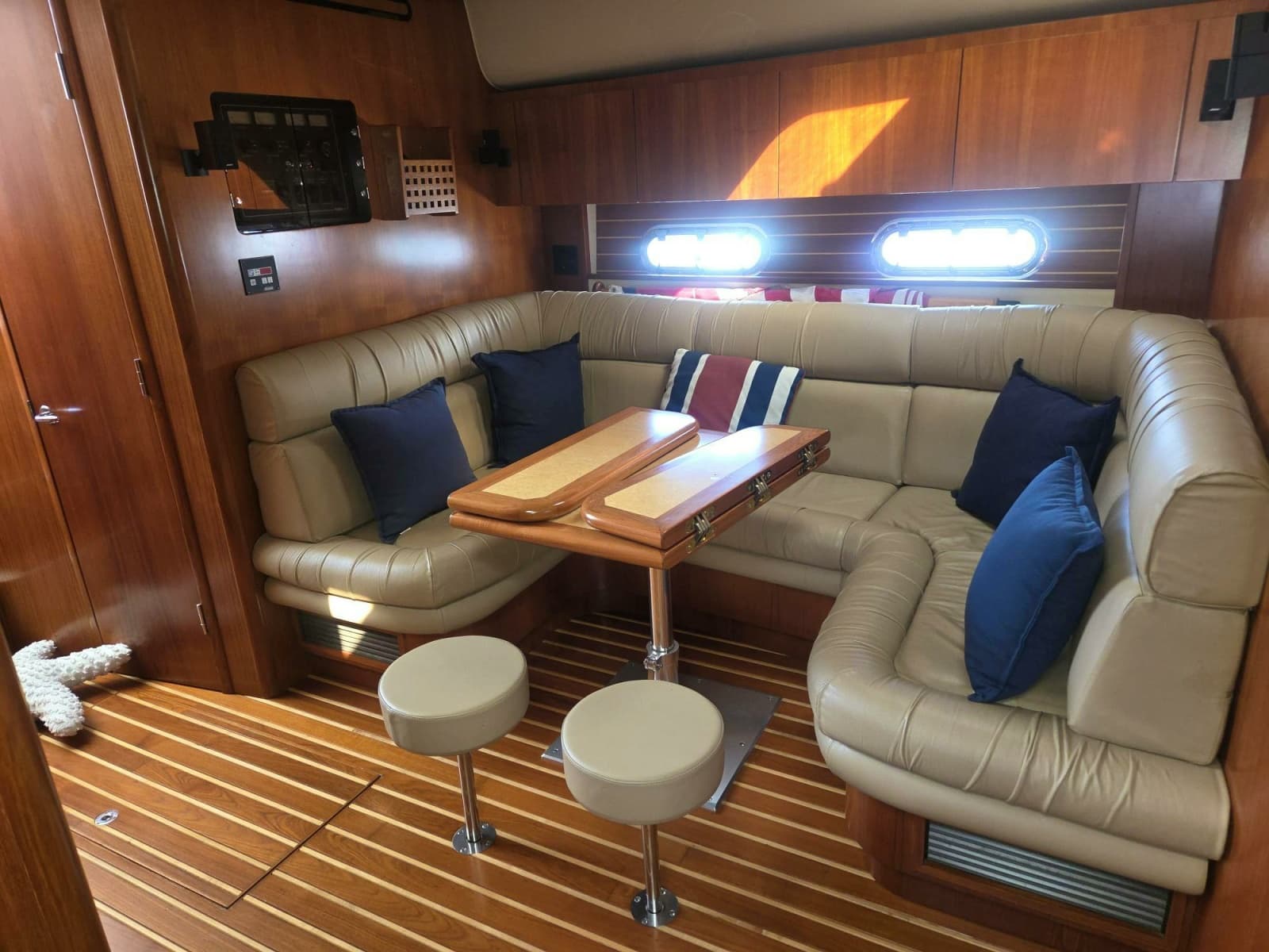 2001 TIARA 