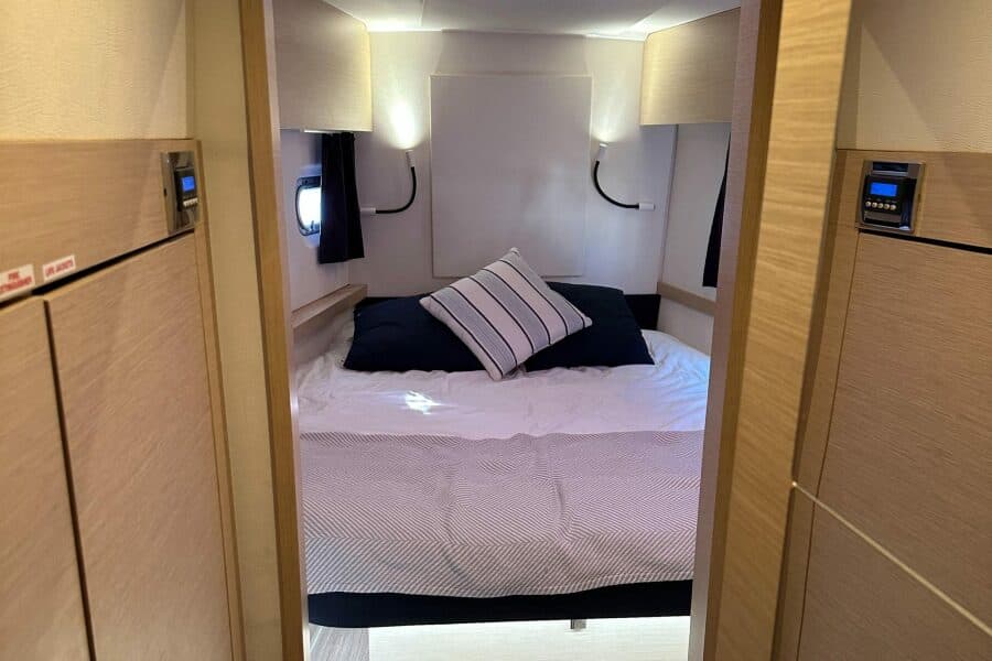 2018-fountaine-pajot-helia-44-sail-9551351-20241228082041653-1_XLARGE.jpg