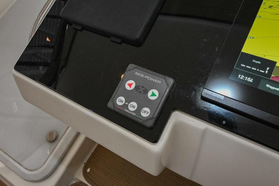 2002 Cruisers Yachts 5000 Sedan Sport
