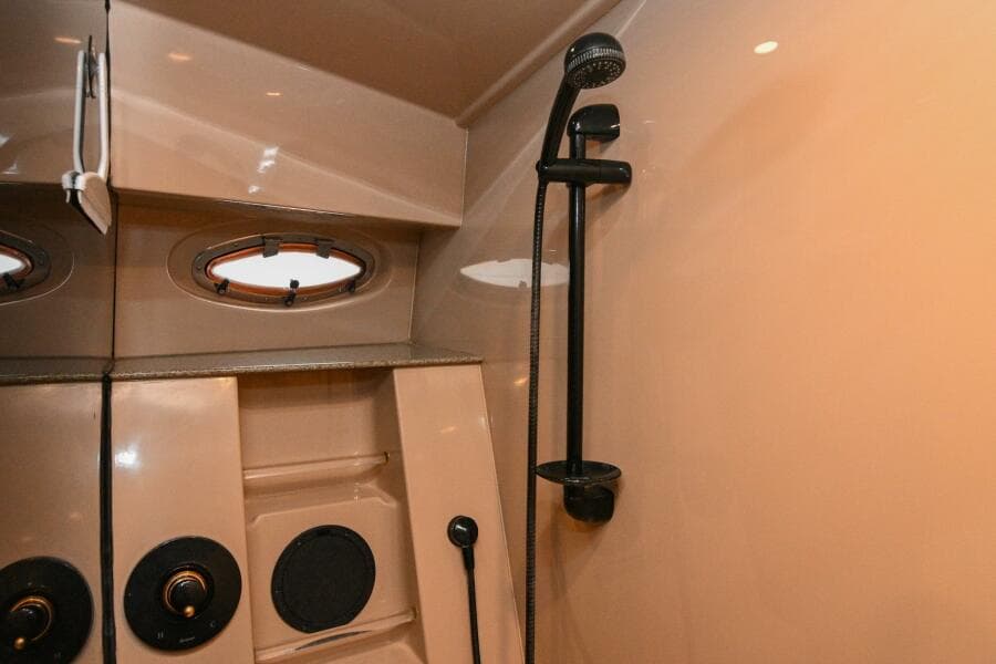 2002 Cruisers Yachts 5000 Sedan Sport