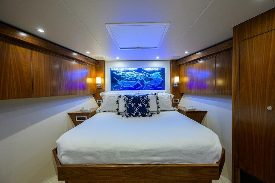 Viking 92 CHINA TIME - Forward Stateroom