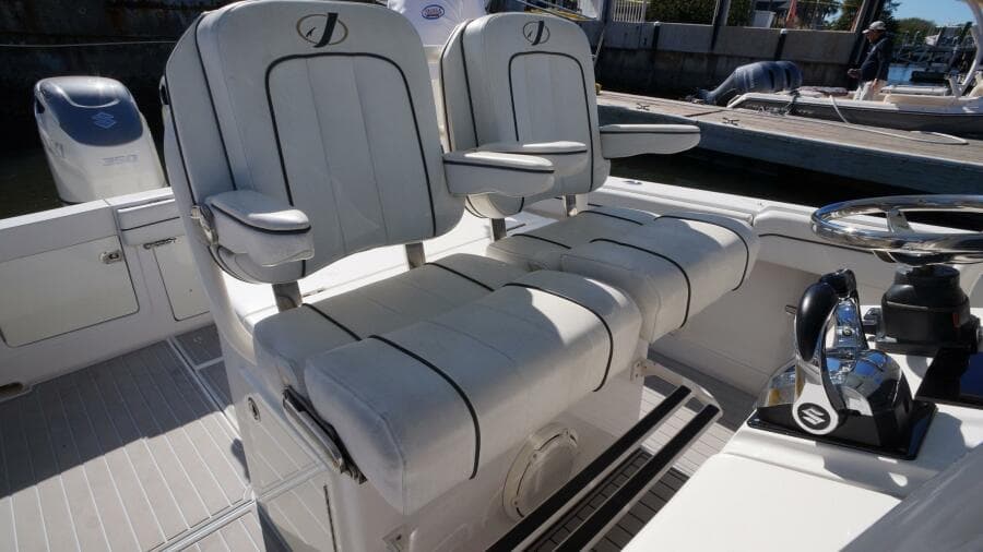 30 Jupiter FS 2015 Helm Seats Flip Down